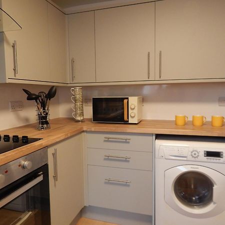 Modern, Well Located En-Suite Rooms With Parking - Orbitat Accommodations CBG Buitenkant foto