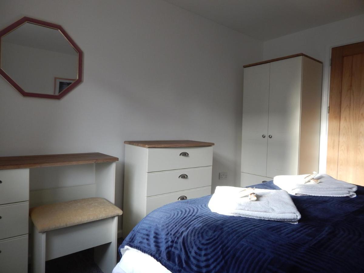 Modern, Well Located En-Suite Rooms With Parking - Orbitat Accommodations CBG Buitenkant foto