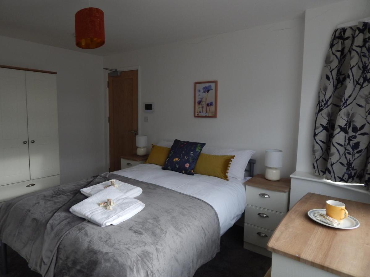 Modern, Well Located En-Suite Rooms With Parking - Orbitat Accommodations CBG Buitenkant foto