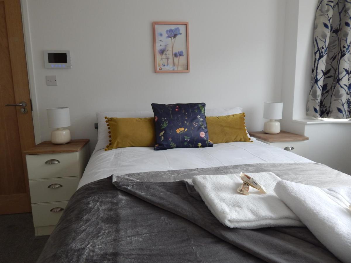 Modern, Well Located En-Suite Rooms With Parking - Orbitat Accommodations CBG Buitenkant foto