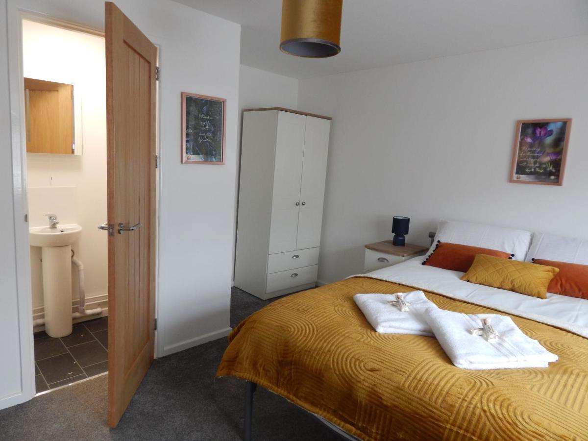 Modern, Well Located En-Suite Rooms With Parking - Orbitat Accommodations CBG Buitenkant foto