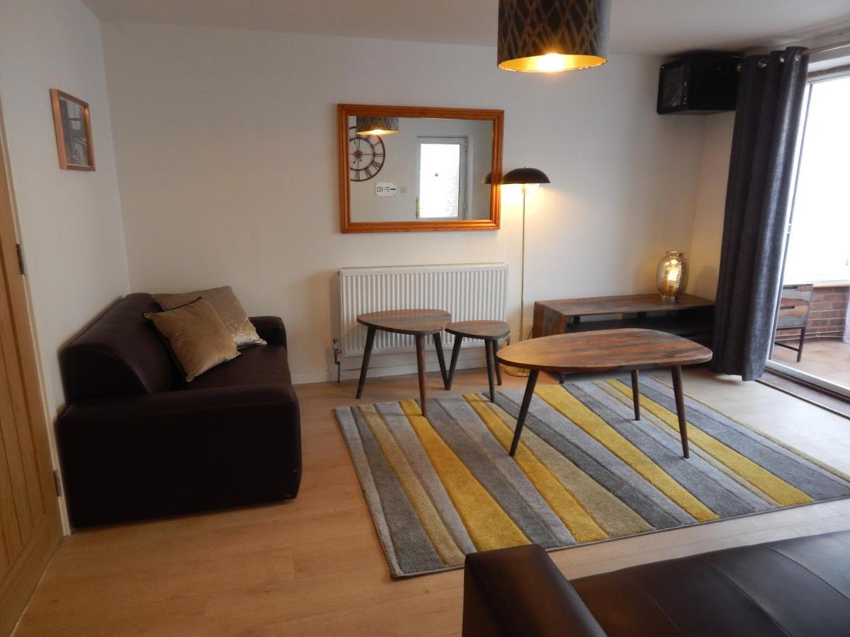 Modern, Well Located En-Suite Rooms With Parking - Orbitat Accommodations CBG Buitenkant foto