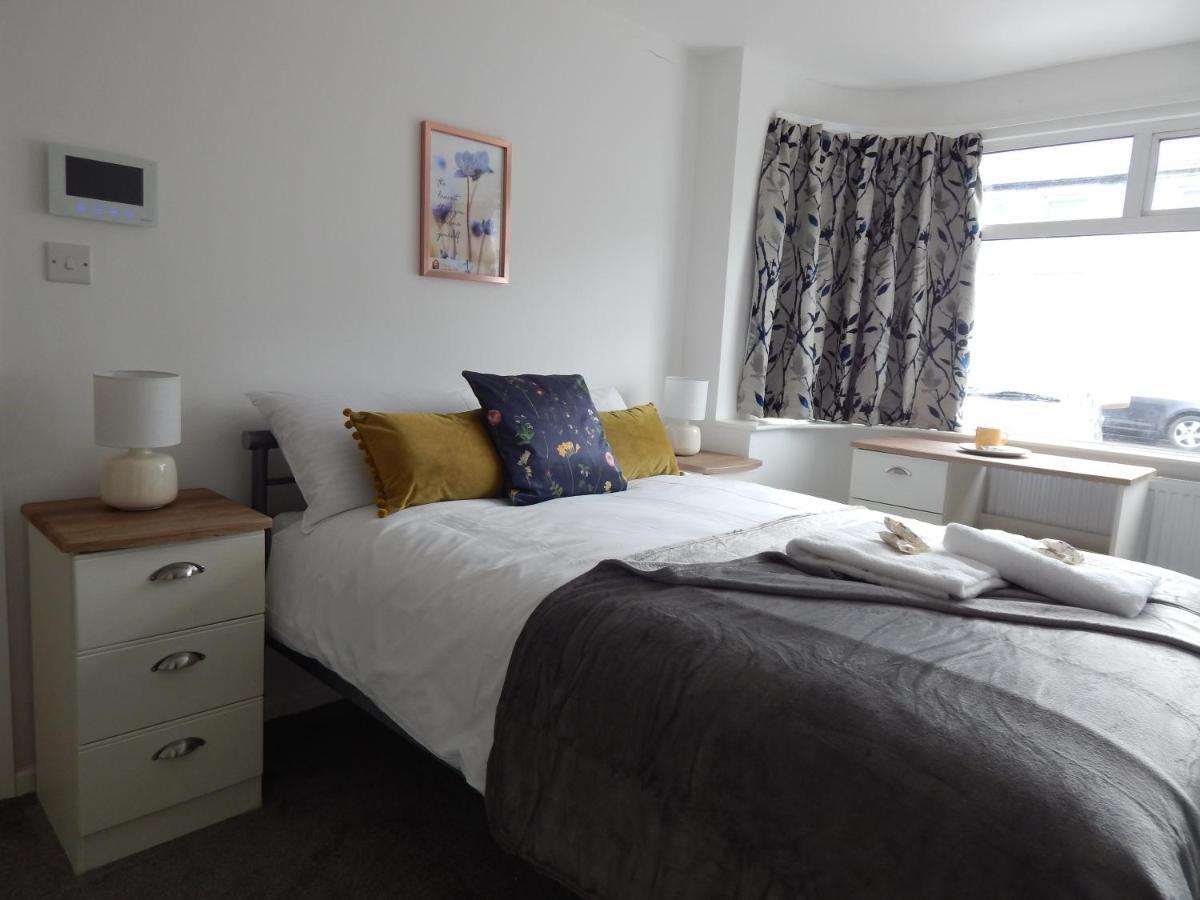 Modern, Well Located En-Suite Rooms With Parking - Orbitat Accommodations CBG Buitenkant foto