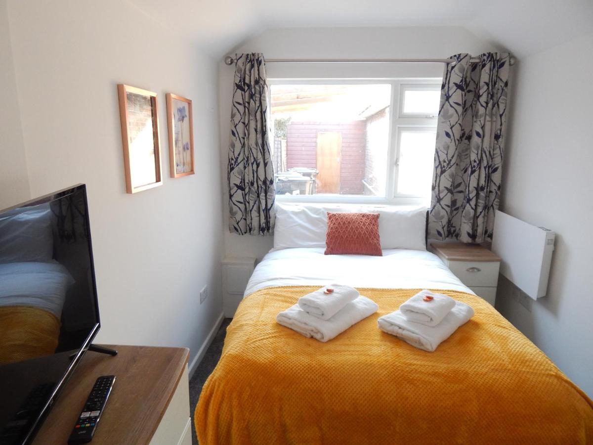 Modern, Well Located En-Suite Rooms With Parking - Orbitat Accommodations CBG Buitenkant foto