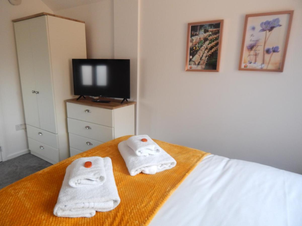Modern, Well Located En-Suite Rooms With Parking - Orbitat Accommodations CBG Buitenkant foto