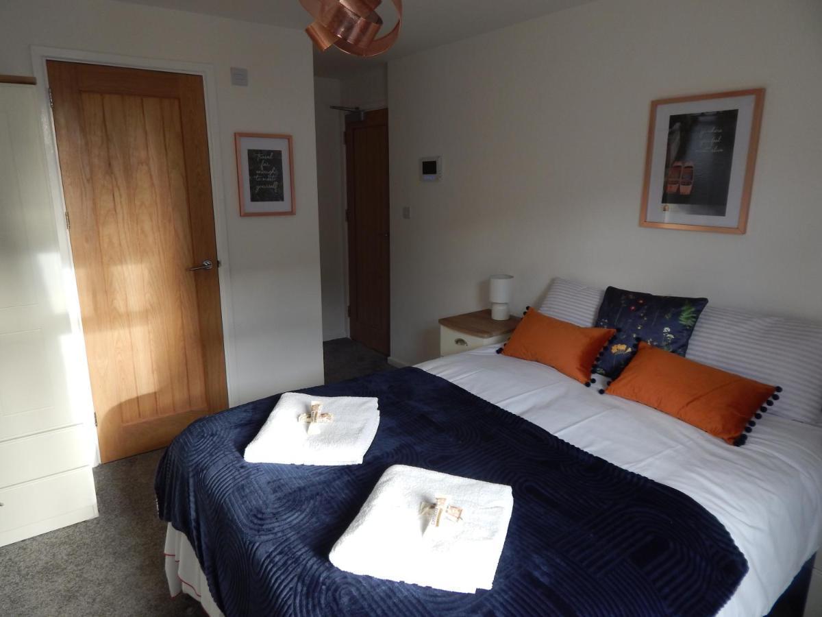 Modern, Well Located En-Suite Rooms With Parking - Orbitat Accommodations CBG Buitenkant foto