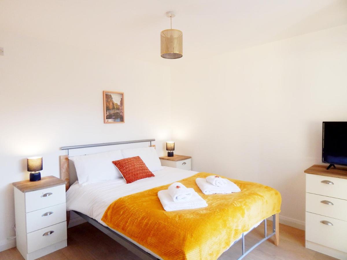 Modern, Well Located En-Suite Rooms With Parking - Orbitat Accommodations CBG Buitenkant foto