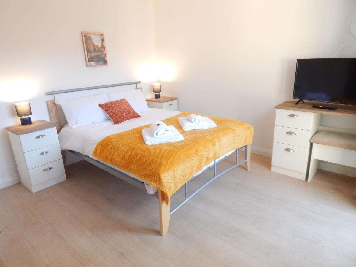 Modern, Well Located En-Suite Rooms With Parking - Orbitat Accommodations CBG Buitenkant foto