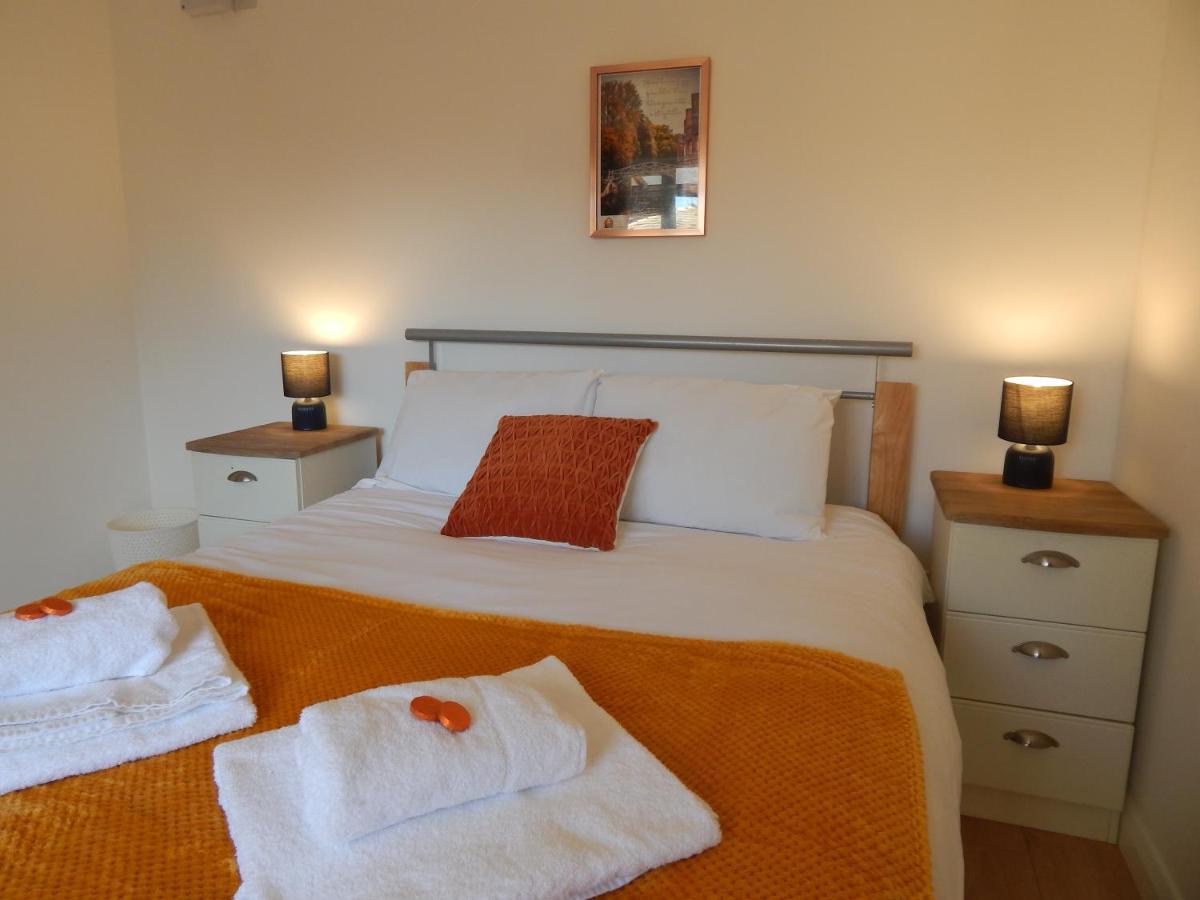 Modern, Well Located En-Suite Rooms With Parking - Orbitat Accommodations CBG Buitenkant foto