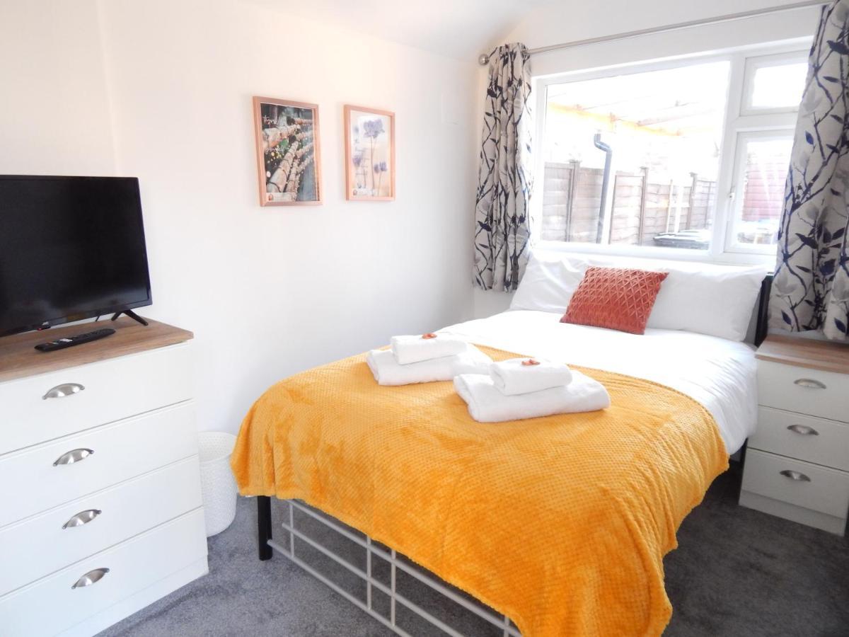 Modern, Well Located En-Suite Rooms With Parking - Orbitat Accommodations CBG Buitenkant foto