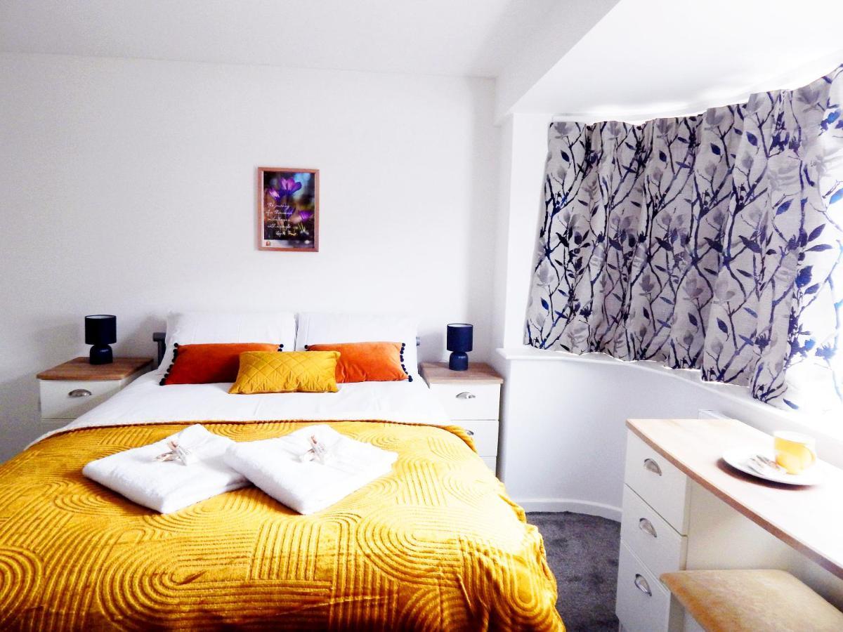 Modern, Well Located En-Suite Rooms With Parking - Orbitat Accommodations CBG Buitenkant foto