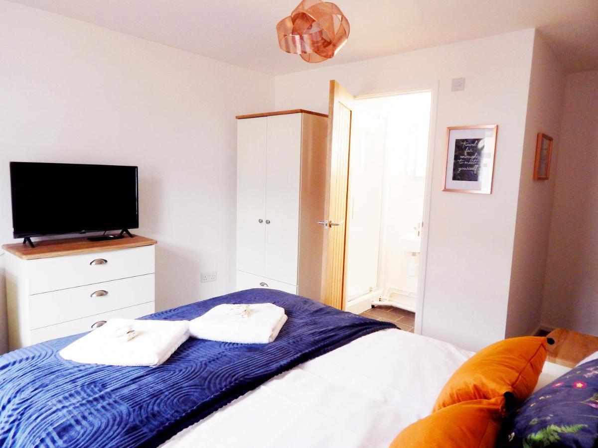 Modern, Well Located En-Suite Rooms With Parking - Orbitat Accommodations CBG Buitenkant foto