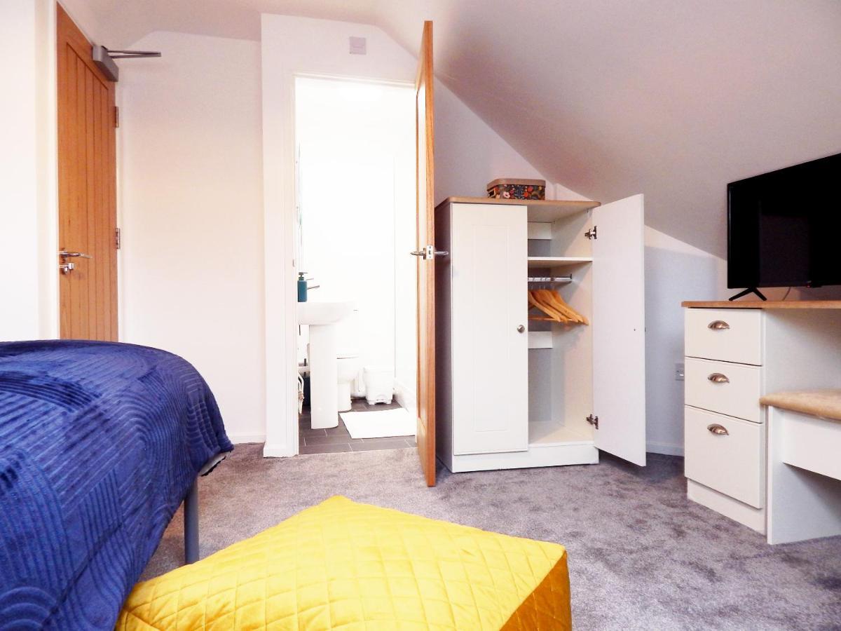 Modern, Well Located En-Suite Rooms With Parking - Orbitat Accommodations CBG Buitenkant foto