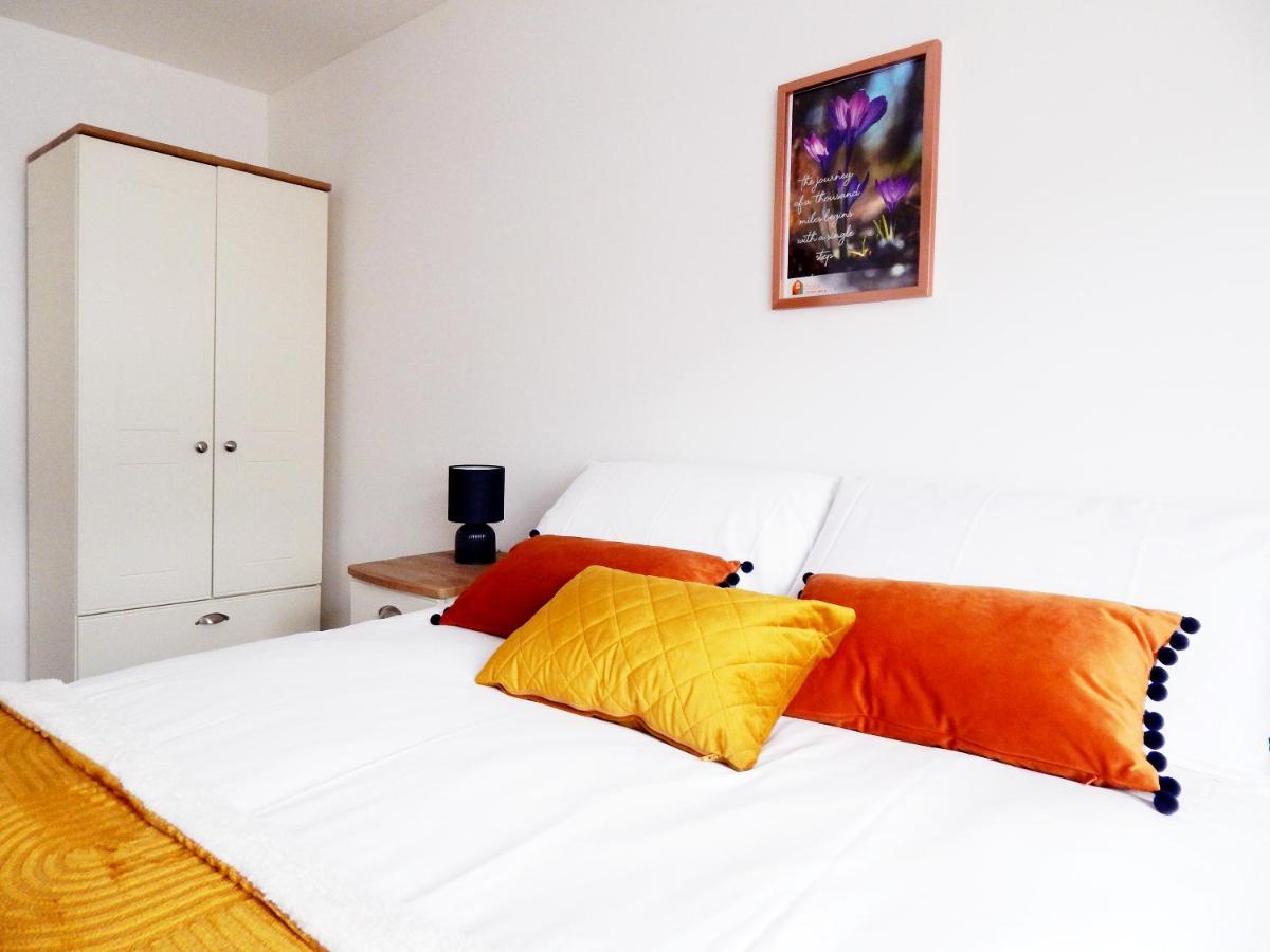 Modern, Well Located En-Suite Rooms With Parking - Orbitat Accommodations CBG Buitenkant foto