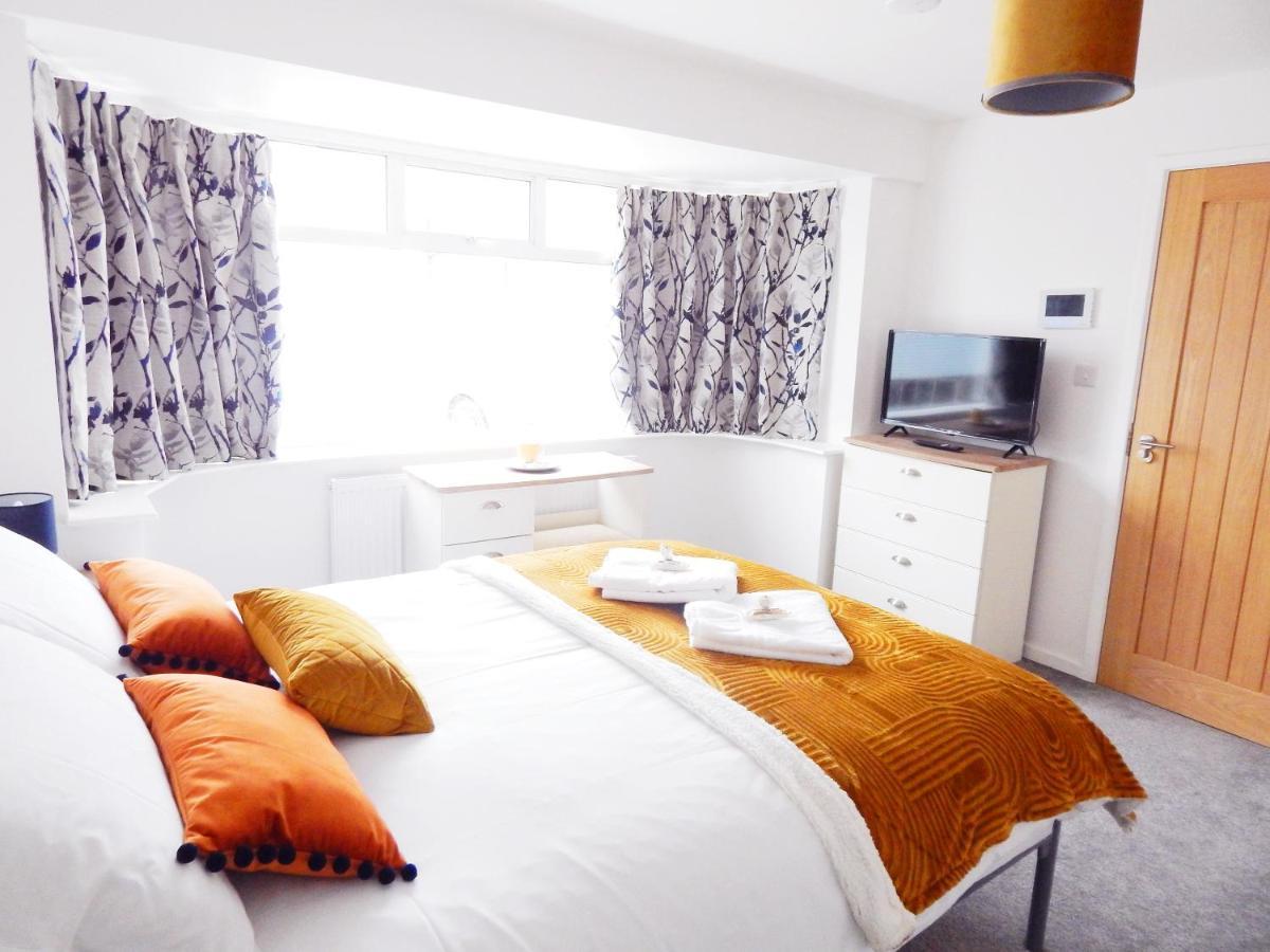Modern, Well Located En-Suite Rooms With Parking - Orbitat Accommodations CBG Buitenkant foto