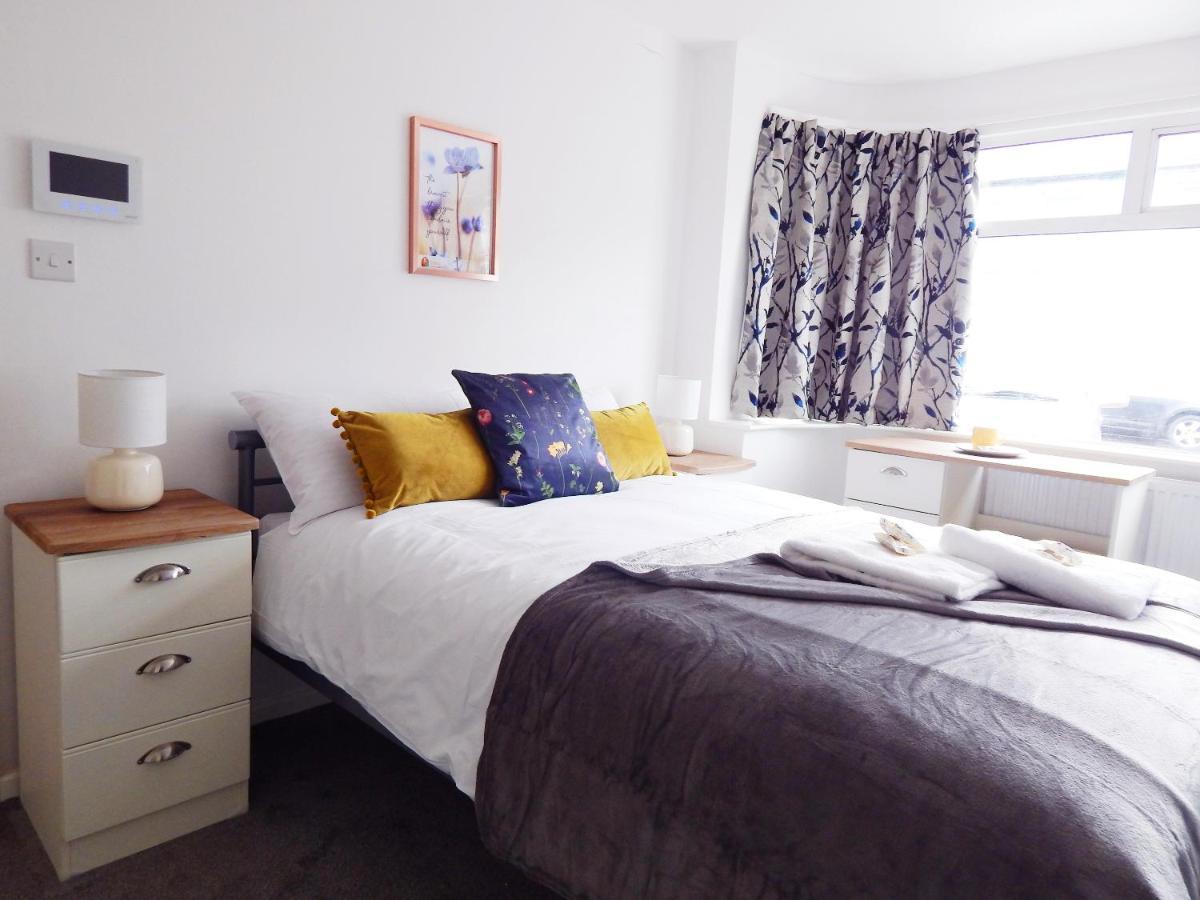 Modern, Well Located En-Suite Rooms With Parking - Orbitat Accommodations CBG Buitenkant foto