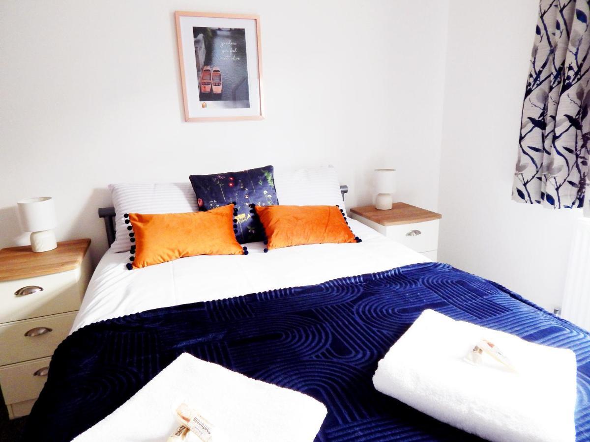Modern, Well Located En-Suite Rooms With Parking - Orbitat Accommodations CBG Buitenkant foto
