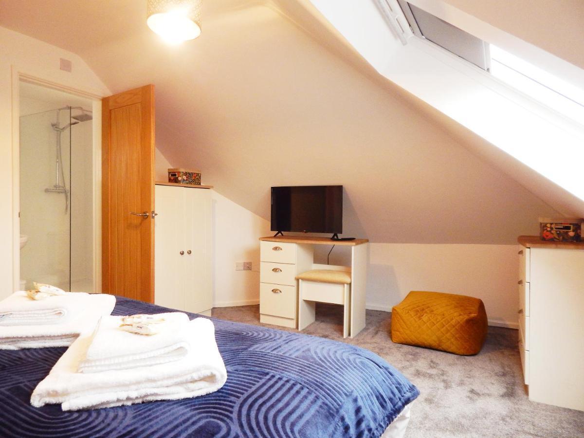 Modern, Well Located En-Suite Rooms With Parking - Orbitat Accommodations CBG Buitenkant foto