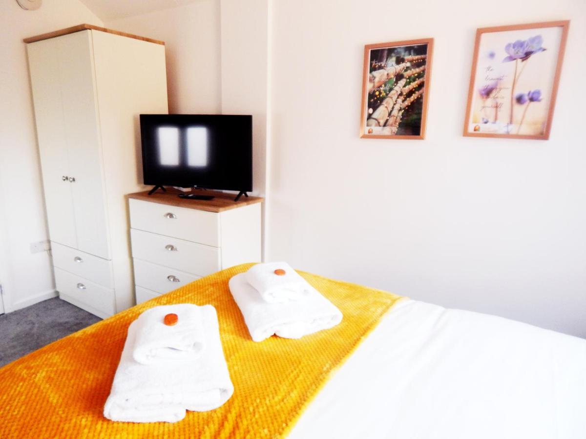 Modern, Well Located En-Suite Rooms With Parking - Orbitat Accommodations CBG Buitenkant foto